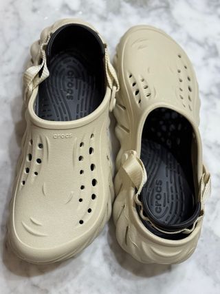 NUEVOS Crocs Echo Marbled Zuecos Unisex Beige