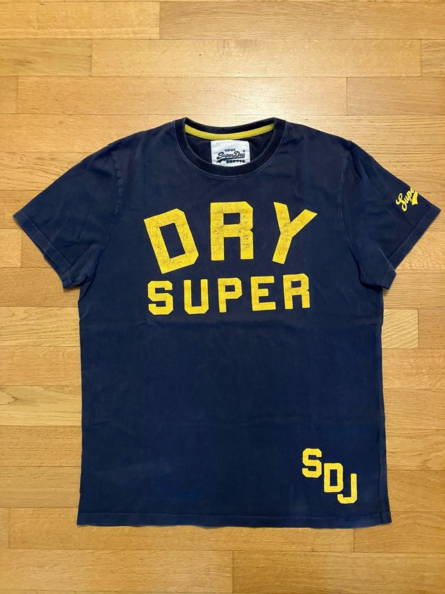 T-shirt Superdry Blu con Scritta Gialla