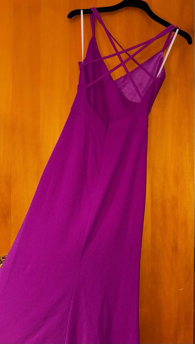 Vestido largo fucsia con tirantes cruzados