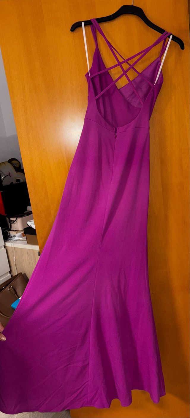 Vestido largo fucsia con tirantes cruzados