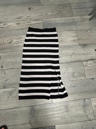 Falda larga de rayas blancas y negras