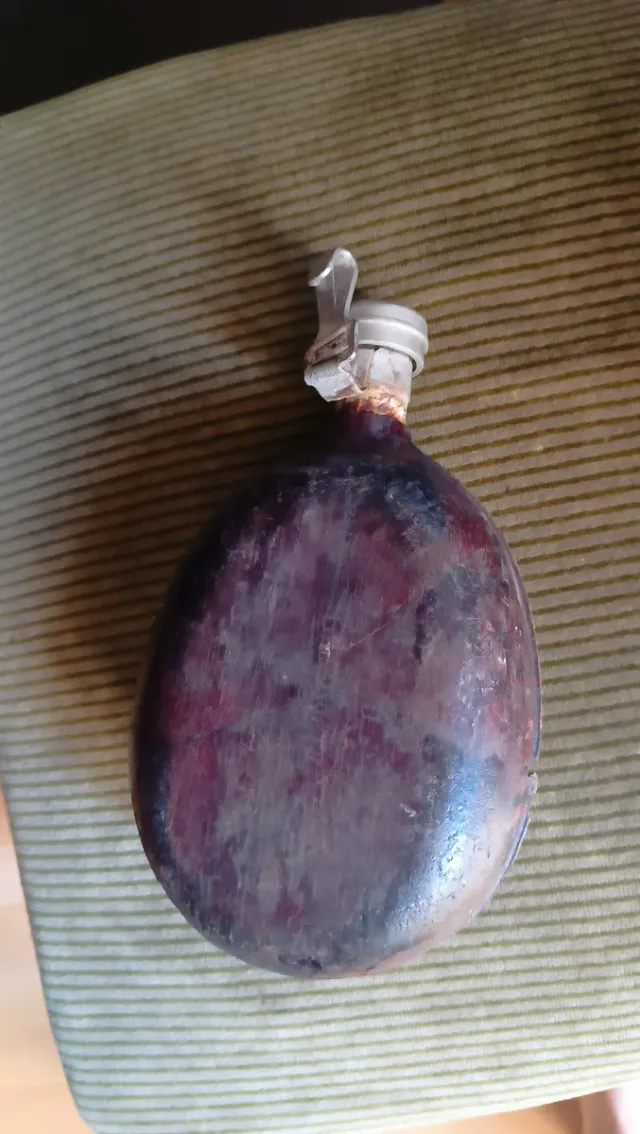 Cantimplora antigua de metal