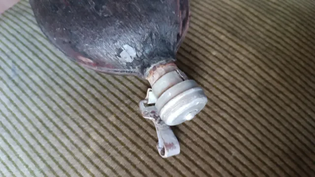 Cantimplora antigua de metal