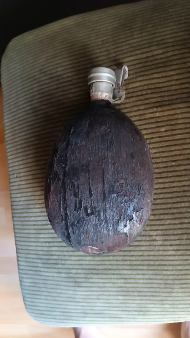 Cantimplora antigua de metal