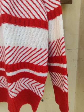 Maglione a righe rosse e bianche