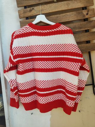 Maglione a righe rosse e bianche