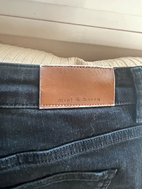 Pantalones Negros Bordado Floral Azul T.42