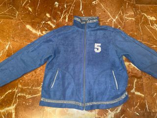 Forro polar azul con número 5