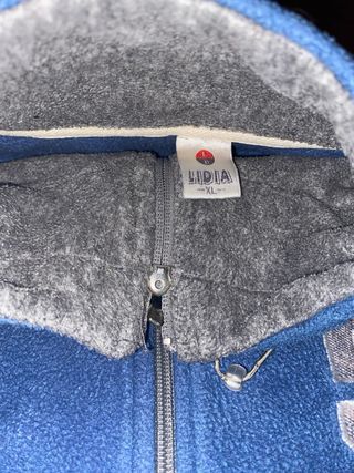 Forro polar azul con número 5