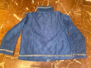 Forro polar azul con número 5