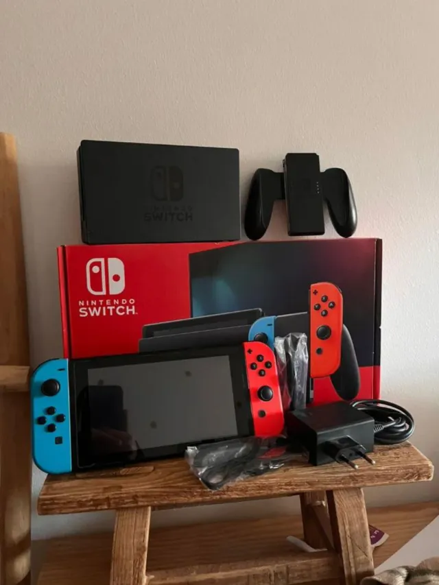 Nintendo Switch blu e rosso