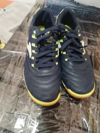 Tenis de fútbol sala azul y amarillo