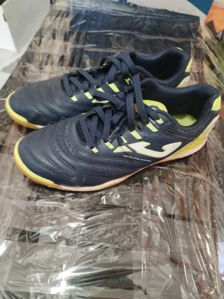 Tenis de fútbol sala azul y amarillo