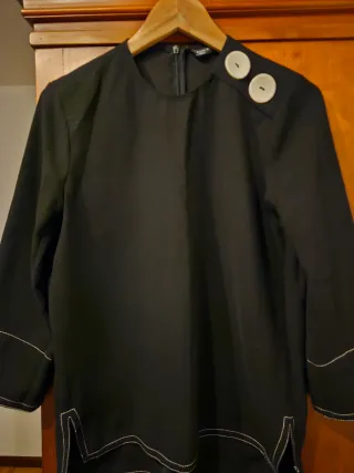 Blusa Zara negra botones hombro