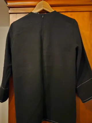 Blusa Zara negra botones hombro