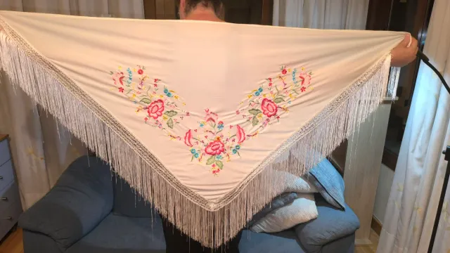 Mantón blanco bordado floral con flecos