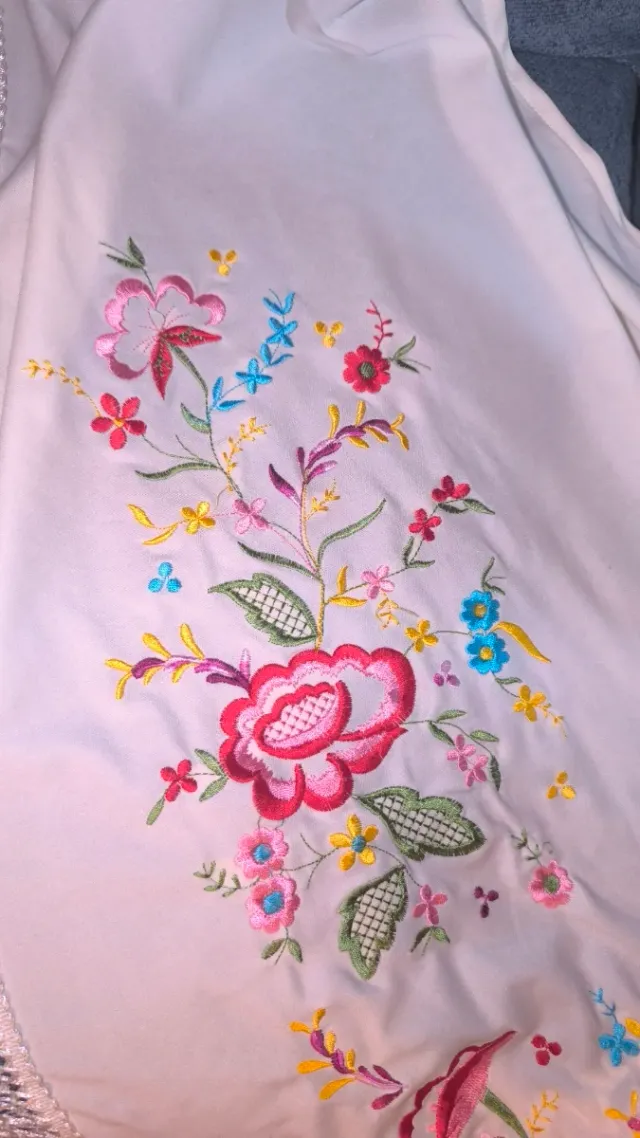 Mantón blanco bordado floral con flecos