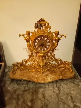 Reloj de bronce con figuras angelicales