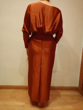 Vestido invitada marrón/naranja satinado