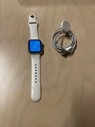 Apple Watch Series 5 40mm. Plata/Blanco.