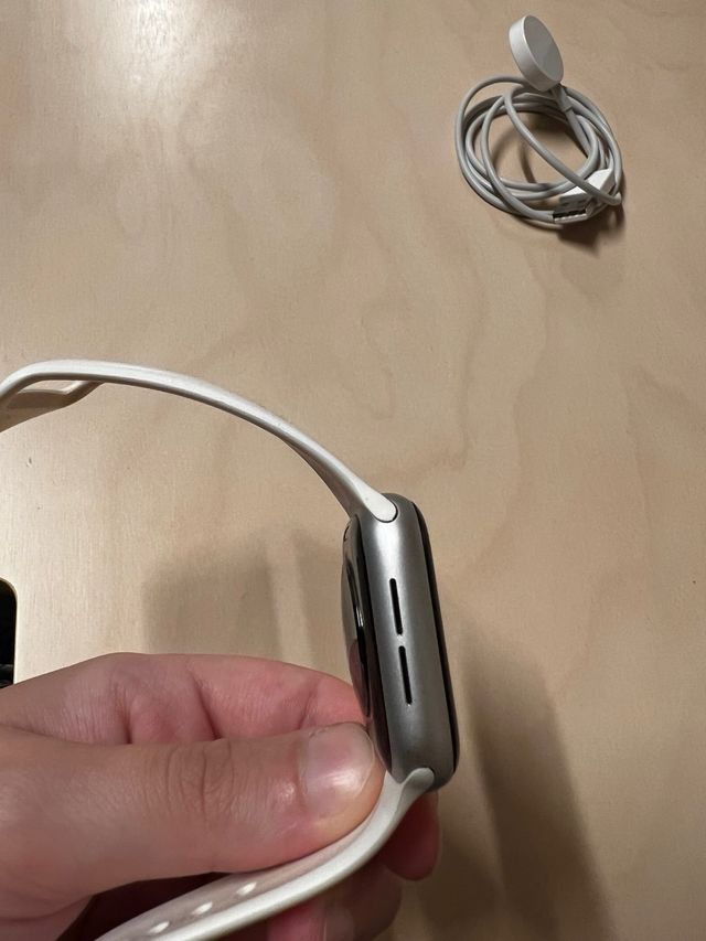 Apple Watch Series 5 40mm.   Plata/Blanco.