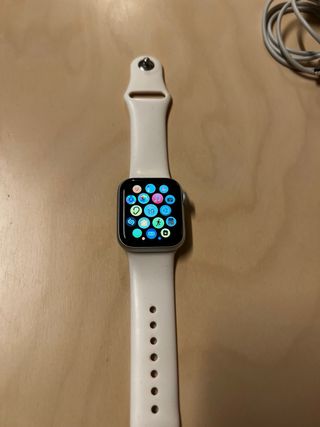 Apple Watch Series 5 40mm. Plata/Blanco.