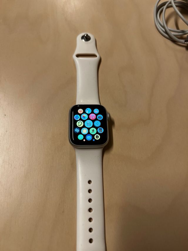 Apple Watch Series 5 40mm.   Plata/Blanco.