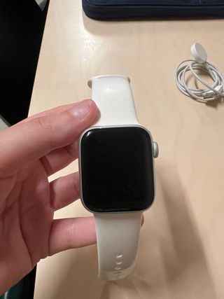 Apple Watch Series 5 40mm. Plata/Blanco.