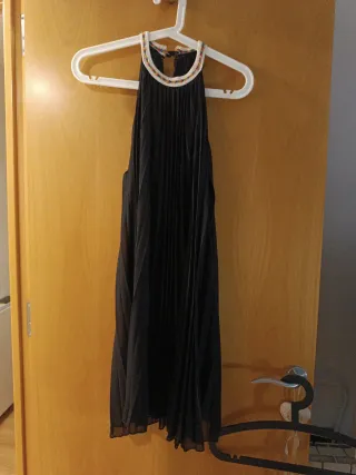 Vestido negro corto con cuello adornado