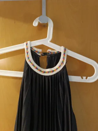 Vestido negro corto con cuello adornado