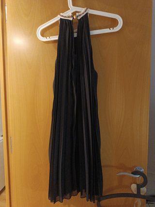 Vestido negro corto con cuello adornado