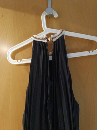 Vestido negro corto con cuello adornado