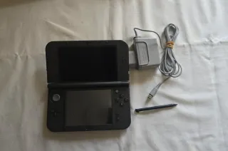 New Nintendo 3DS XL Negra/Gris + Juegos