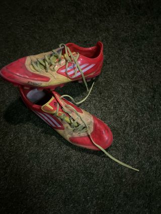 Tacos de fútbol Adidas rojos y amarillos
