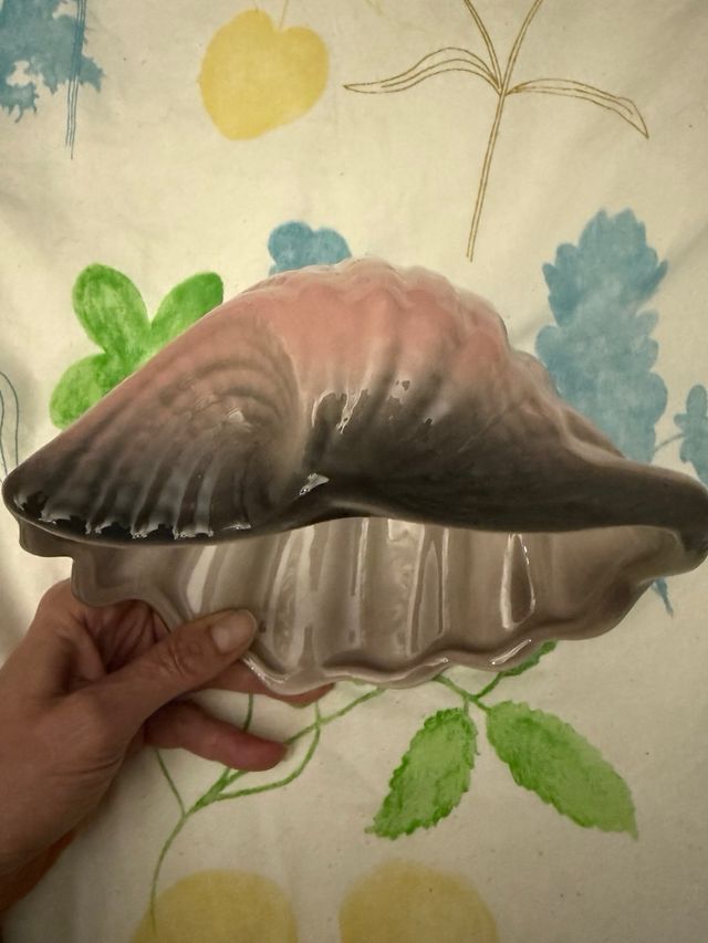 Ciotola ceramica a forma di conchiglia