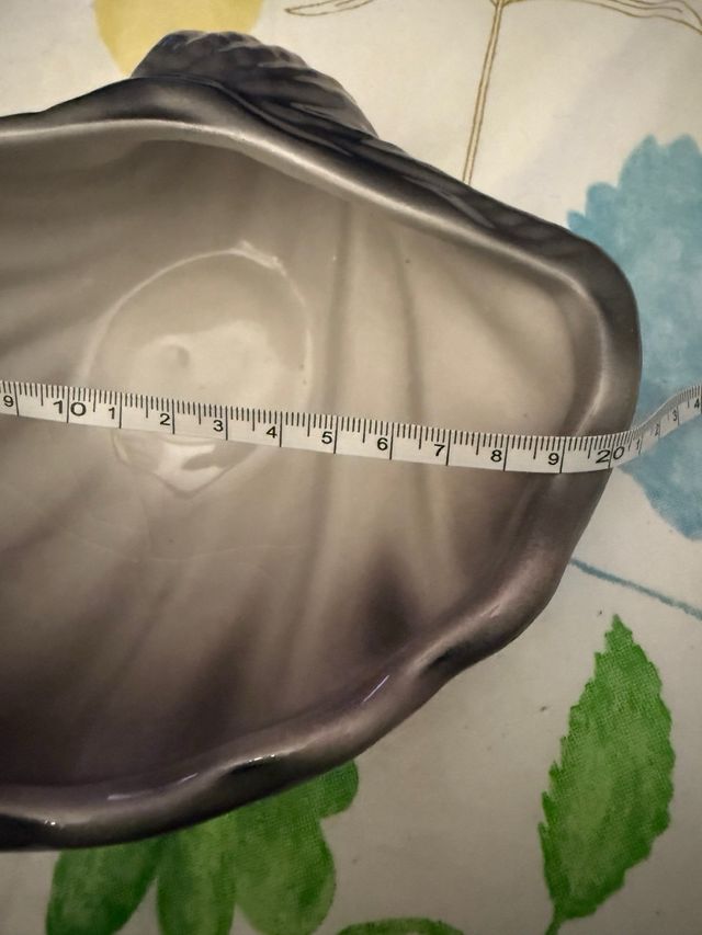 Ciotola ceramica a forma di conchiglia