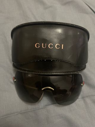 Gafas de sol Gucci negras y doradas