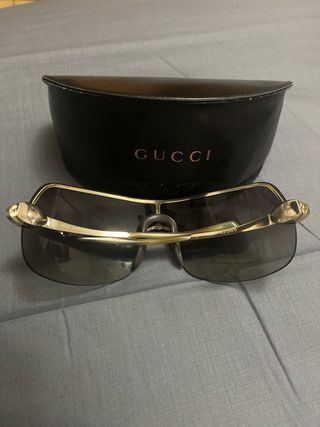 Gafas de sol Gucci negras y doradas