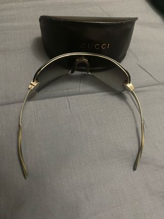 Gafas de sol Gucci negras y doradas