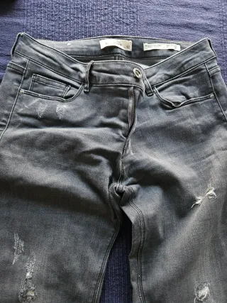 Pantalón vaquero gris desgastado