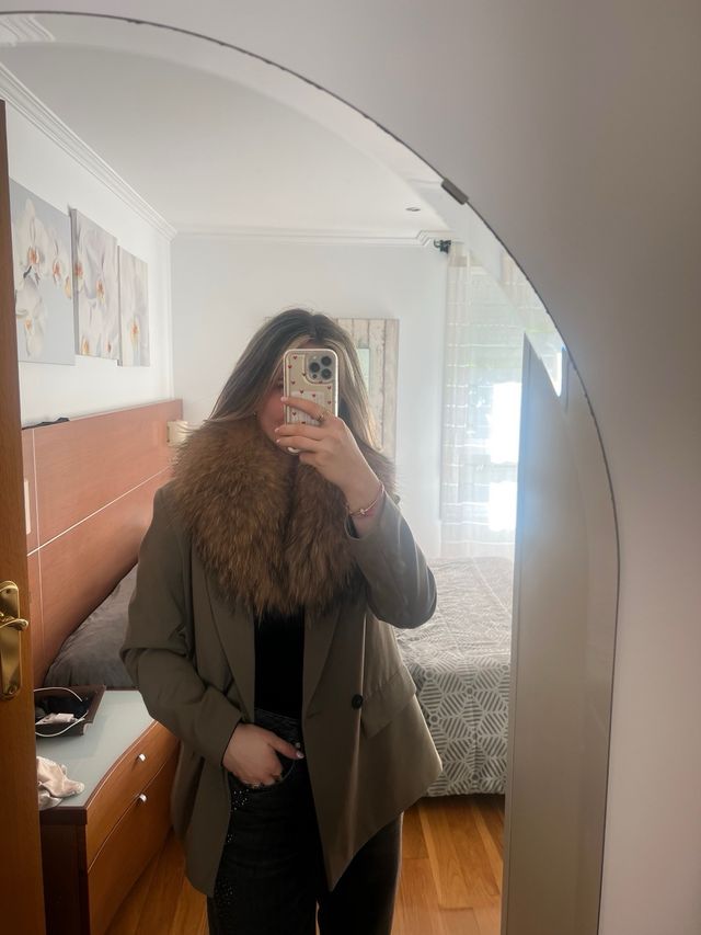 Cuello de pelo marrón y negro