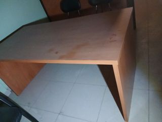 Mesa de despacho de madera
