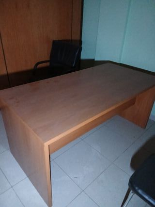 Mesa de despacho de madera