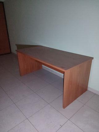 Mesa de despacho de madera marrón