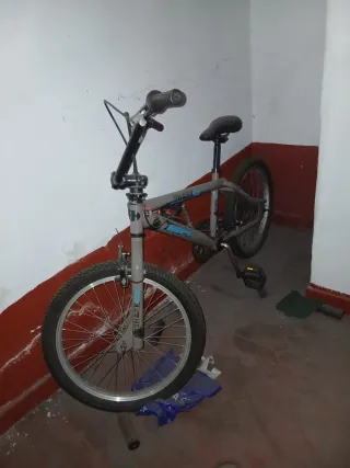 Bicicleta BMX infantil gris