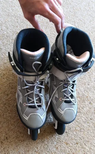 Patines en línea grises y negros