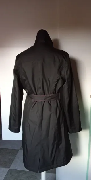 Gabardina negra con cinturón