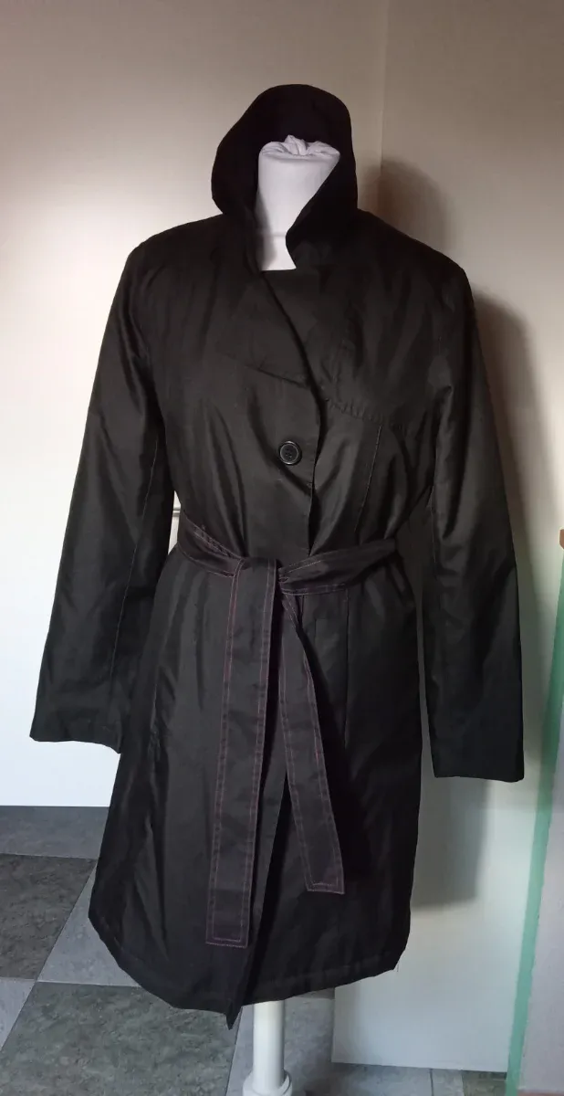 Gabardina negra con cinturón