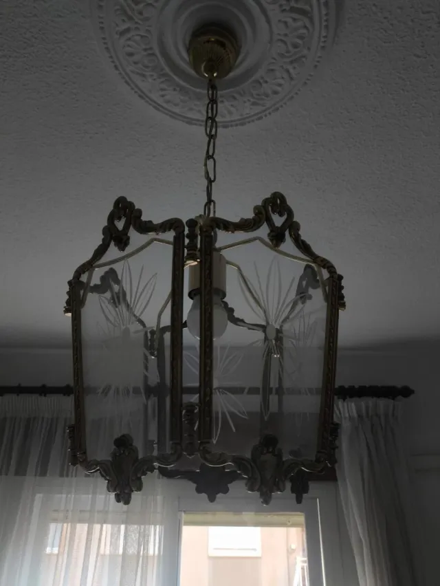 Lámpara de techo dorada y cristal