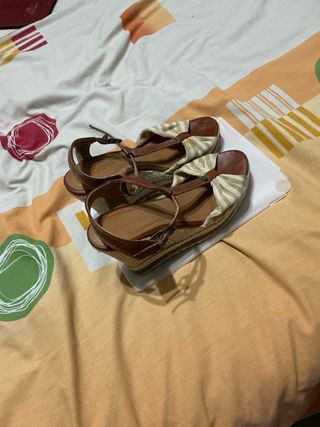 Sandalias cuña marrón y beige talla 36